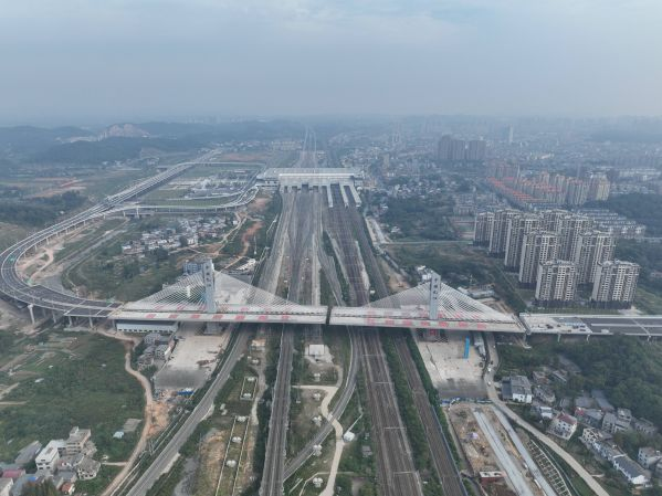 世界最大吨位非对称曲线斜拉桥转体成功3